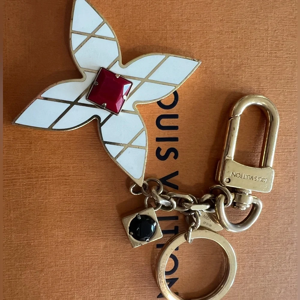 LOUIS VUITTON KEY CHAIN - Picture 9 of 15